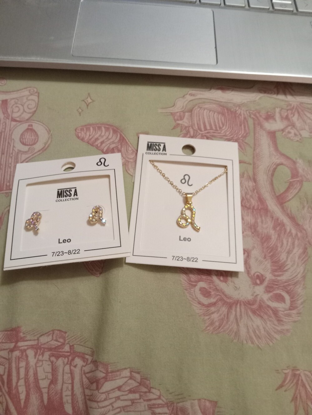 NWOT Women's Gold And Rhinestone Zodiac Sign Leo Necklace And Earring Set